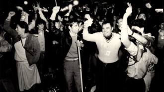 L-any-1982-celebrant-la-primera-victoria-del-socialisme-espanyol-amb-Felipe-Gonzalez_imagelarge